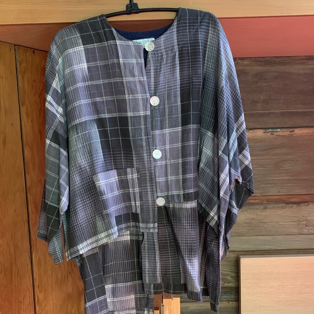 Su-Zen funky asymmetrical top in Black, pale purple, white and gray